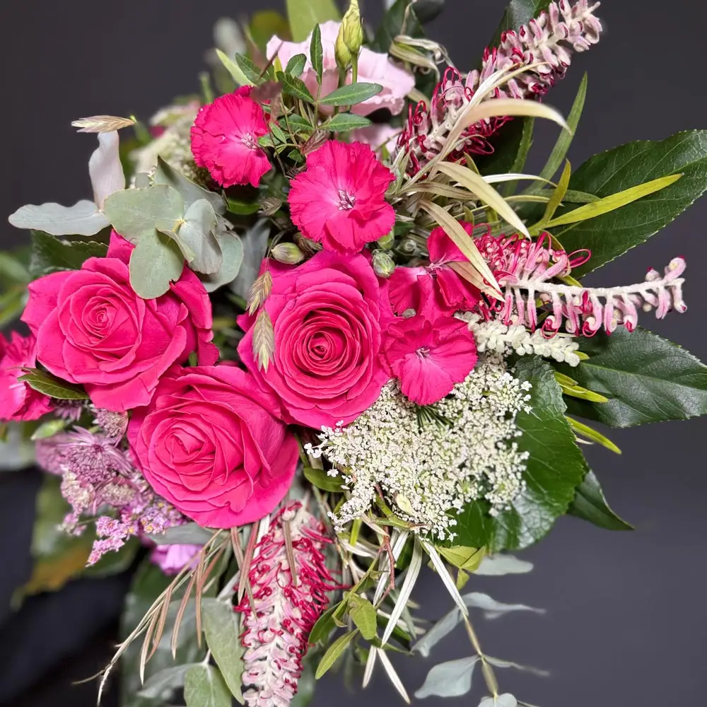 Kompakter Blumenstrau&szlig; &ndash; saisonal & handgebunden